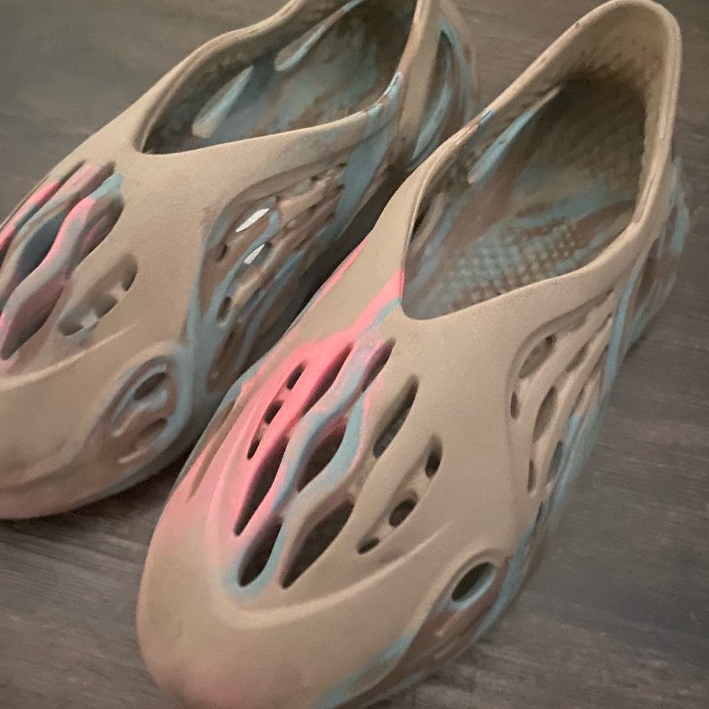 YZY Foam Runners - Picture 2 of 3